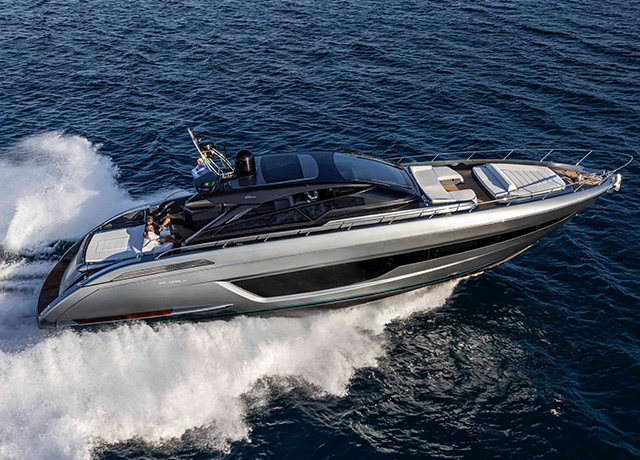 O Grupo Ferretti ilumina o Discover Boating Miami International Boat Show.