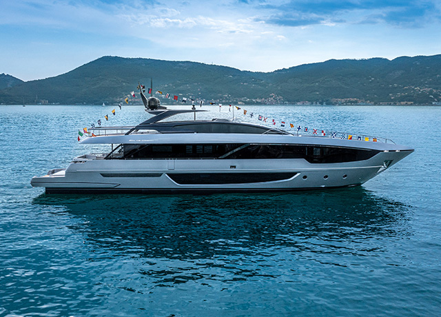 Riva 102’ Corsaro Super: НОВЫЕ ПРОСТРАНСТВА ДЛЯ КОМФОРТА И СОВМЕСТНОГО ОТДЫХА<br />
 