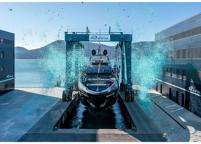 Riva 130’ Bellissima : le bateau amiral de la flotte Riva touche la mer pour la deuxième fois.