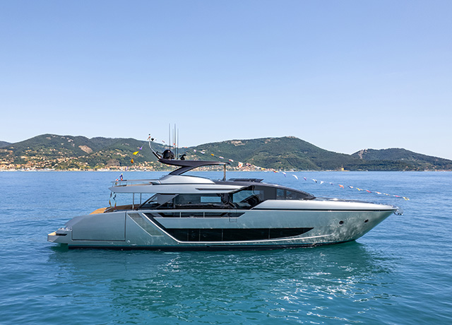 Nouveau Riva 82’ Diva: le flybridge aux espaces extérieurs infinis.<br />
 